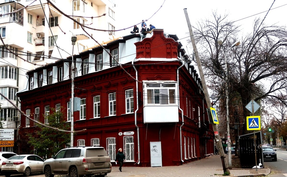 Садовая, 223 / Ульяновская, 20. Особняк после кардинального перекраса