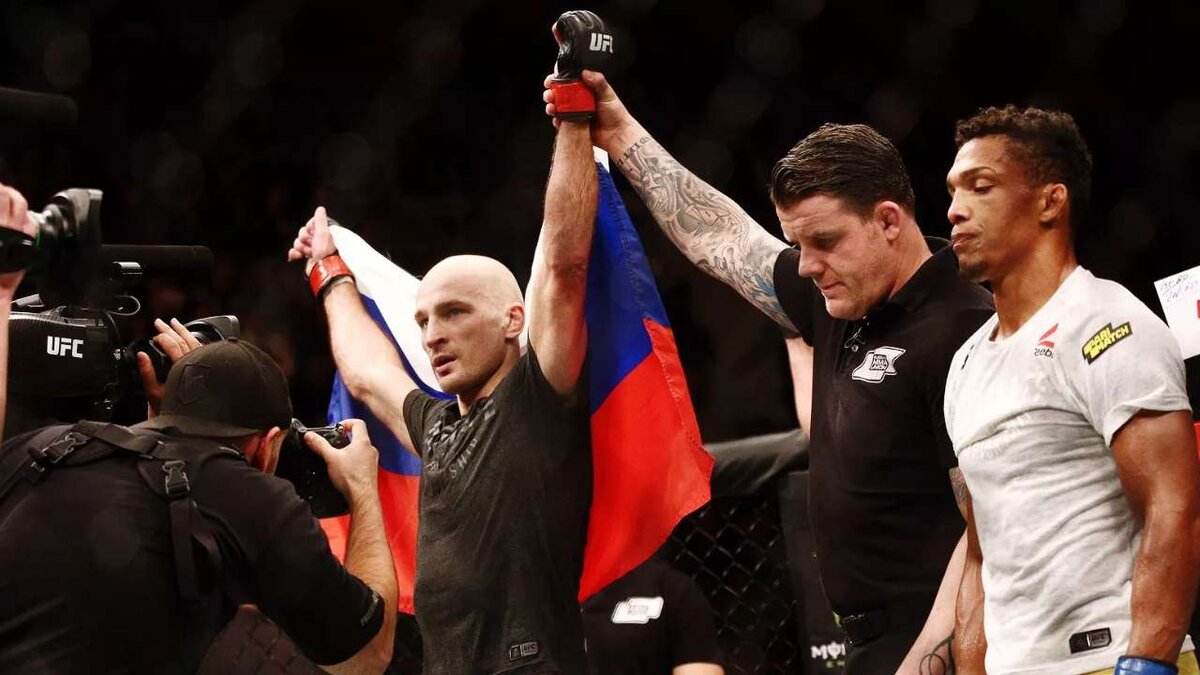    Российским бойцам UFC разрешили выходить на поединки с флагом страны