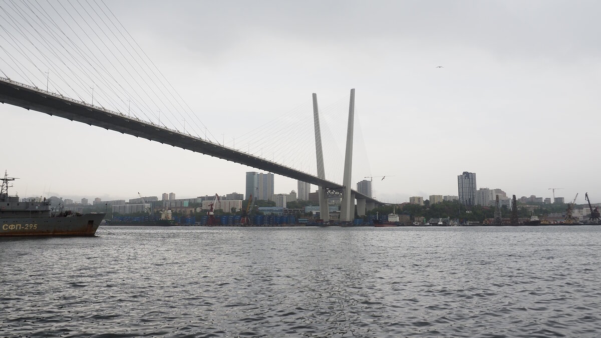 Золотой мост и бухта  Золотой Рог 