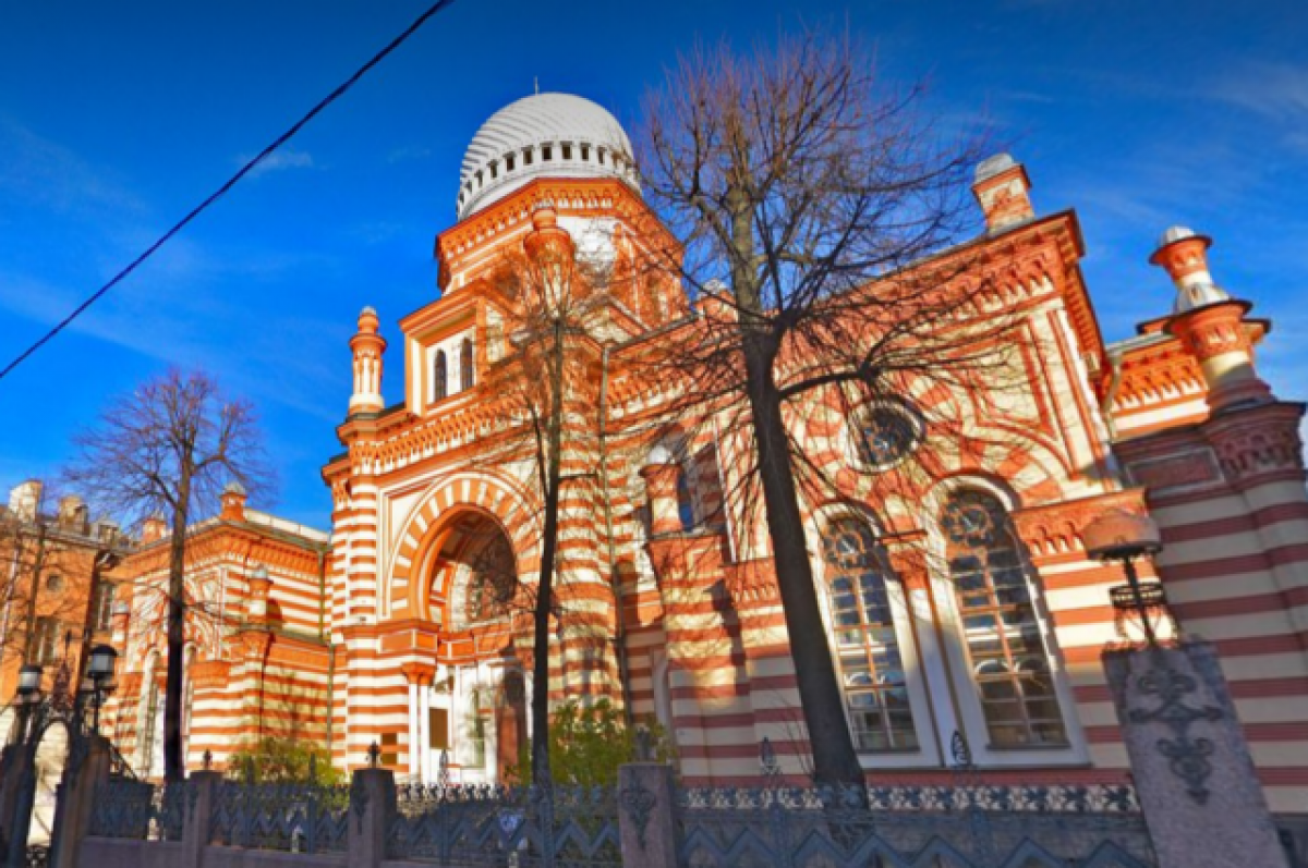    Петербуржцы несут цветы к Большой хоральной синагоге на Лермонтовском