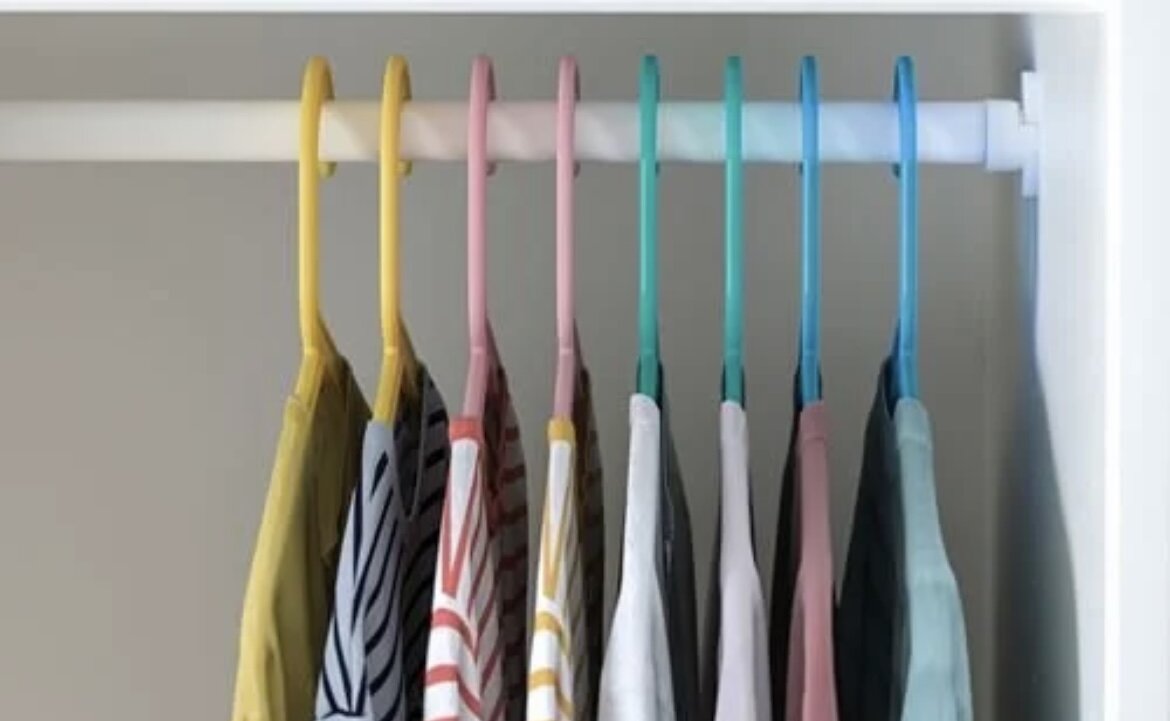 Качественные ровные плечики (на фото икеа).