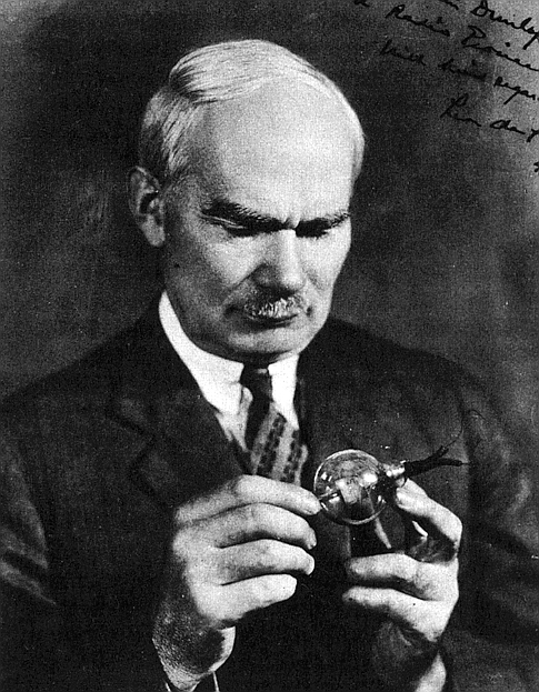 ли де форест триод. существует ли де. ли де форест (1923) – трёхэлектродная лампа. ли де форест американский изобретатель. ли де форест триод.