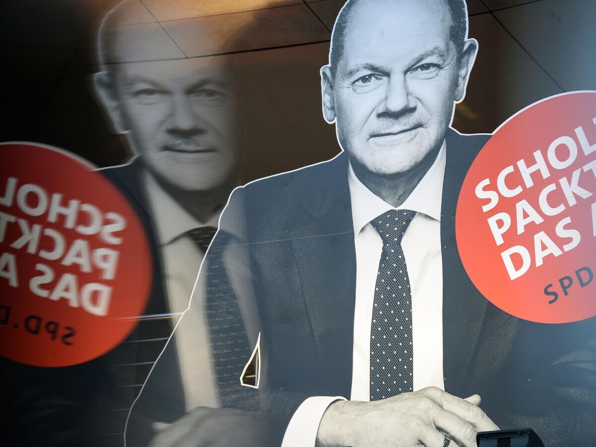    Агитационный плакат вице-канцлера Германии и министр финансов Германии, кандидата на пост канцлера от Социал-демократической партия Германии Олафа Шольца в Берлине© РИА Новости / Алексей Витвицкий