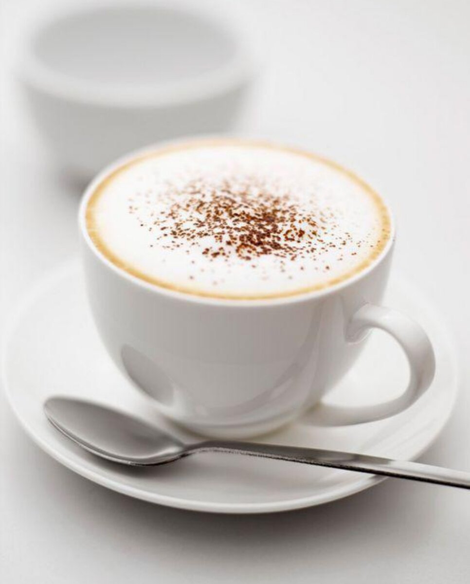 Классическая подача белого капучино с ложечкой