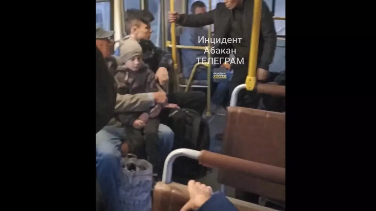 В абакане мужчина напал на прохожих. В Воронеже в автобусе напали на подростка.
