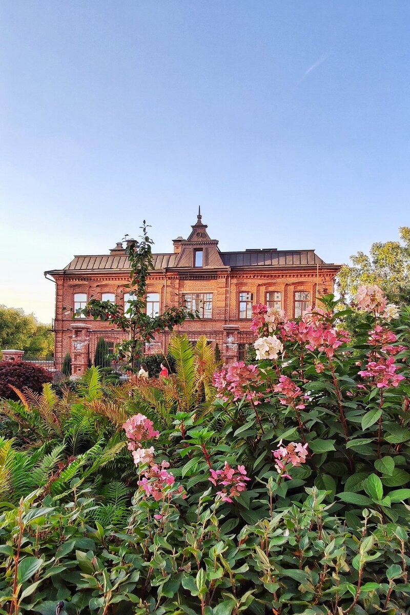 Из прогулок с родителями: доходный дом Чувильдина в Екатеринбурге, прямо на набережной, красота!