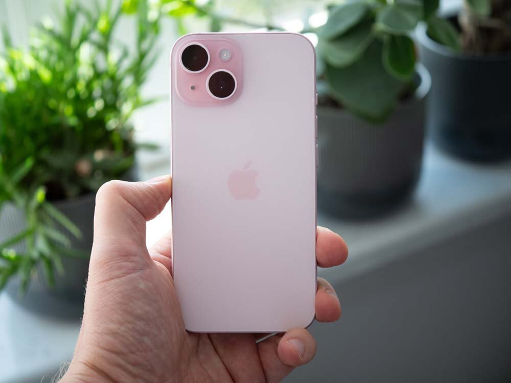 Задняя панель смартфона iPhone 15