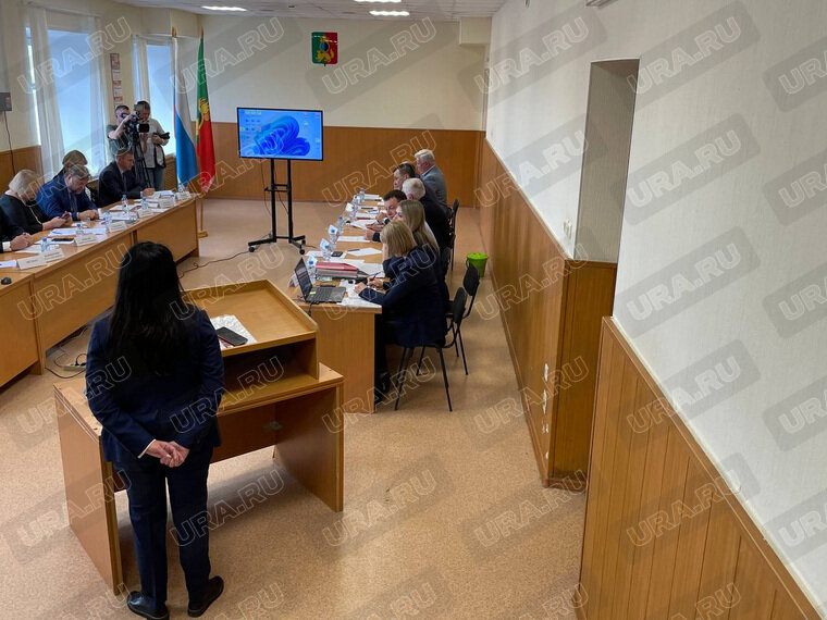    Зеленое ведро с фекалиями (справа) стоит за спинами политиков