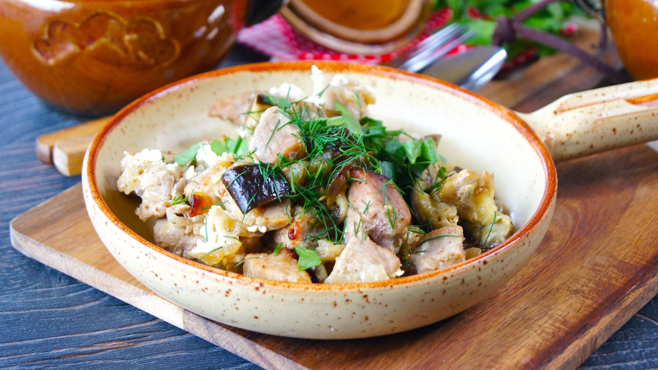 🍲 Мясо в горшочках с баклажанами, рецепт простого блюда из свинины с  баклажанами в сметане