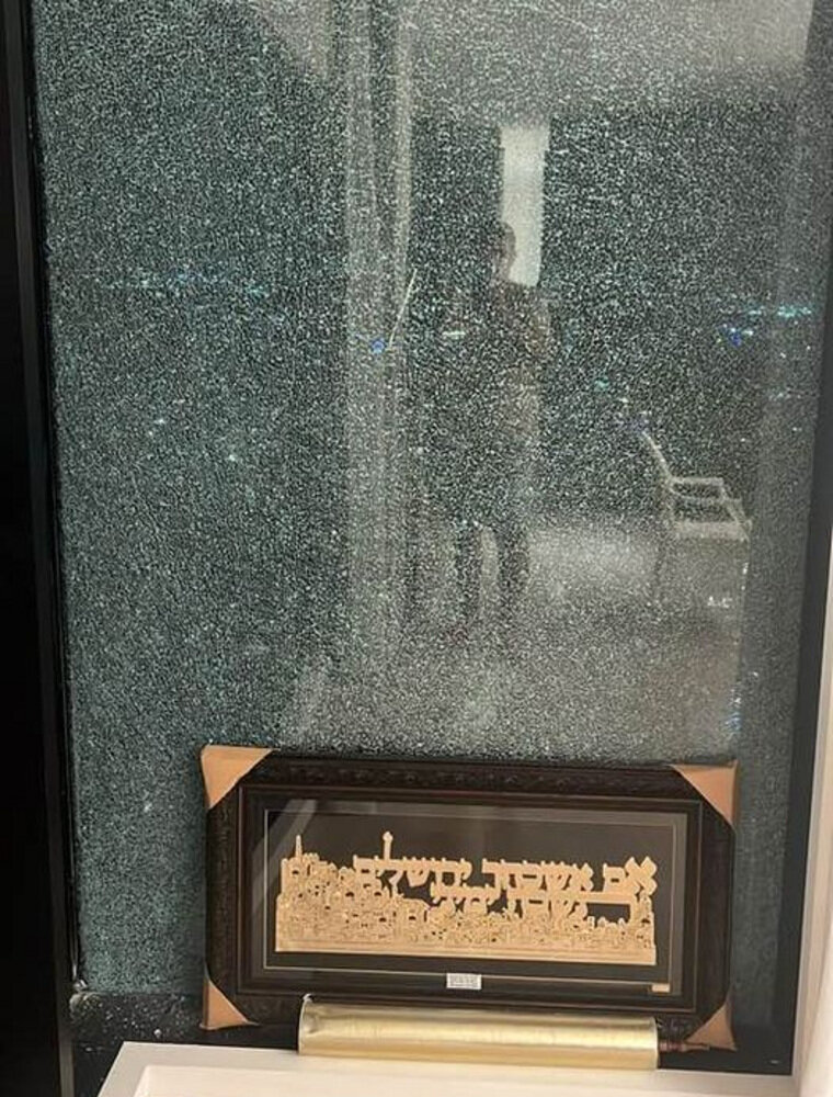    Стекла в доме политика выдержали прилет снарядов