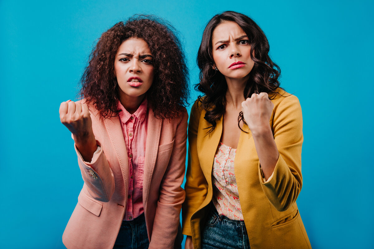 источник фото: <a href="https://ru.freepik.com/free-photo/indoor-portrait-of-two-women-waving-their-fists_12306643.htm#query=%D0%B6%D0%B5%D0%BD%D1%89%D0%B8%D0%BD%D1%8B%20%D1%81%D1%81%D0%BE%D1%80%D1%8F%D1%82%D1%81%D1%8F&position=1&from_view=search&track=ais">Изображение от lookstudio</a> на Freepik