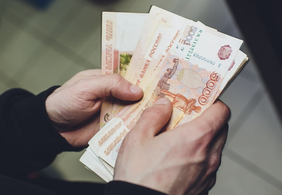 Деньги в руках. Российские деньги в руках. Деньги русские в руках. Заработная плата. 5 тыс рублей на новый год