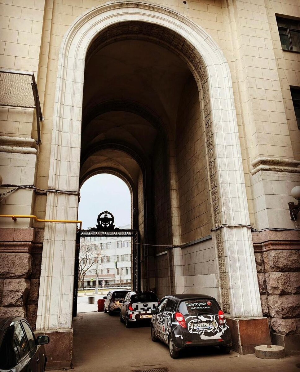 Высотка на Котельнической со двора © "Покажу Москву"