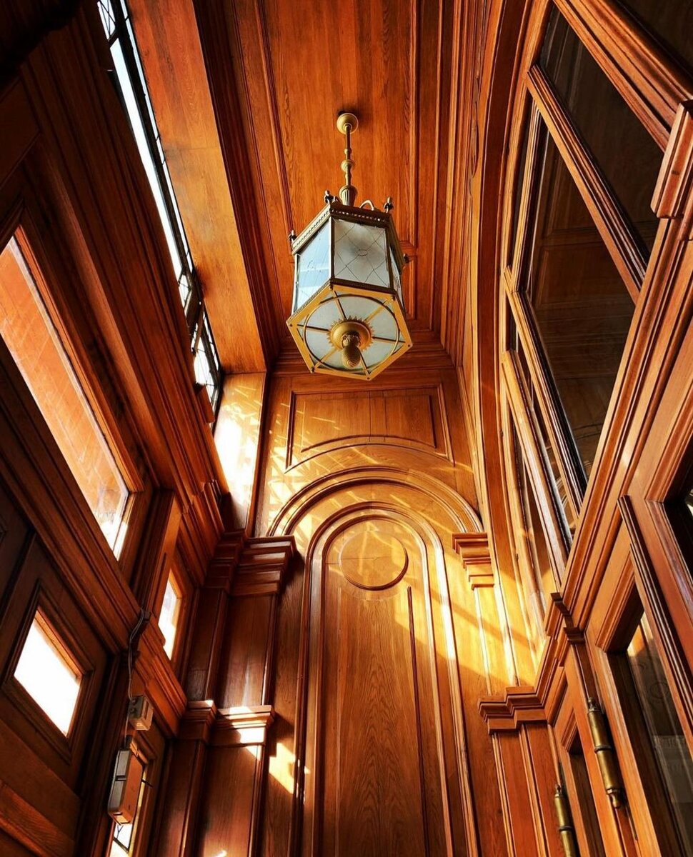 Внутри подъезда высотки на Котельнической © "Покажу Москву"