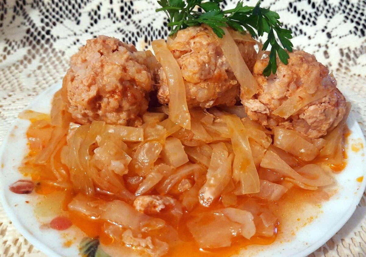 Ёжики тушёные в капусте