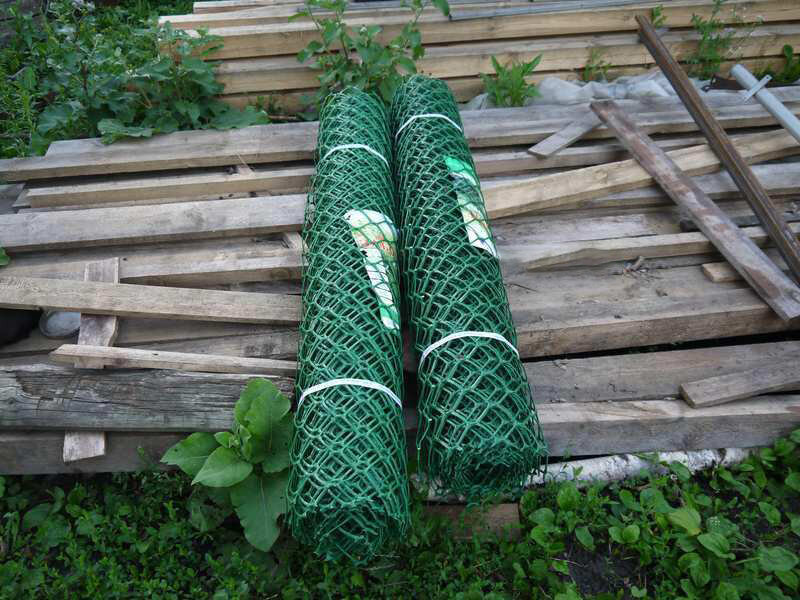 Как самому сделать пластиковую сетку. Садовый заборчик из пластиковой сетки своими. Забор из пластиковой сетки своими. Зелёная пластиковая сетка на участке. Забор из пластиковой сетки своими руками.