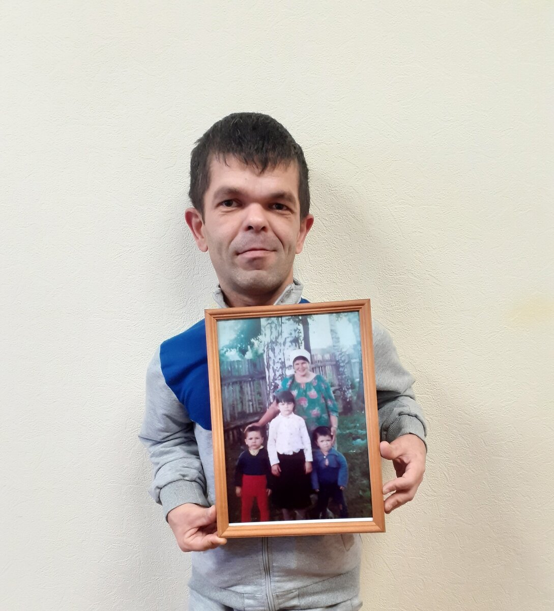 Артур бережно хранит единственную семейную фотографию из детства