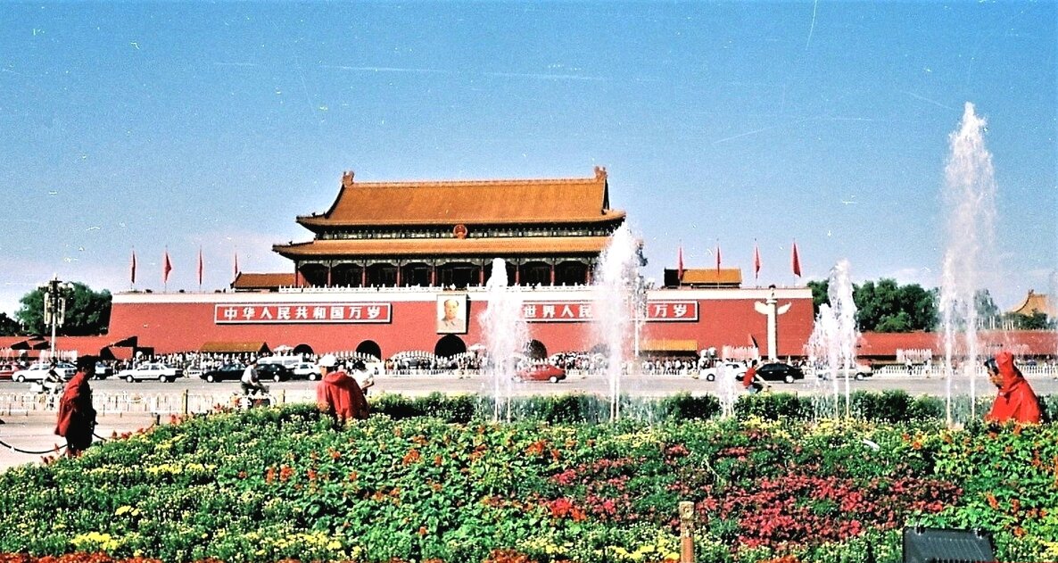 Столица площадь китая. Центральная площадь Пекина. Тюмень Китай. Главная площадь Китая. Копия красной площади в Китае.