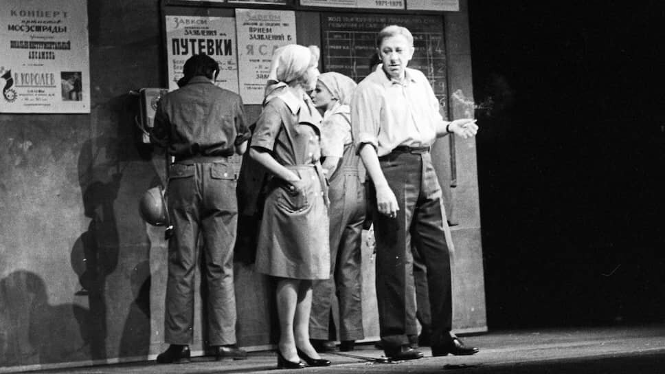   В середине 1950-х студенты МХАТ создали «Студию молодых актеров». В 1956 году она стала основой нового театра «Современник». В 1960 году Евстигнеев сыграл там свою первую роль — в спектакле «Голый король», которая сделала его знаменитым. Из «Современника» Евстигнеев ушел в 1971 году — вместе с Олегом Ефремовым он перешел в МХАТ. В 1974 году за театральную работу актер удостоился Государственной премии    
На фото: сцена из спектакля МХАТ «Сталевары»