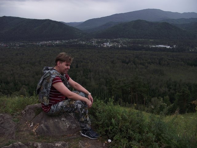 Картину можно подписать "Наши в горах-де"... Но тут я просто изображаю из себя уставшего, хотя и довольного, туриста. а ведь это ещё даже не Чёртов Палец. (С) Фото из личного архива автора, 2019 год