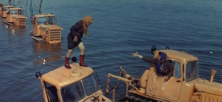 Кадр из фильма "Русское поле" (1971)