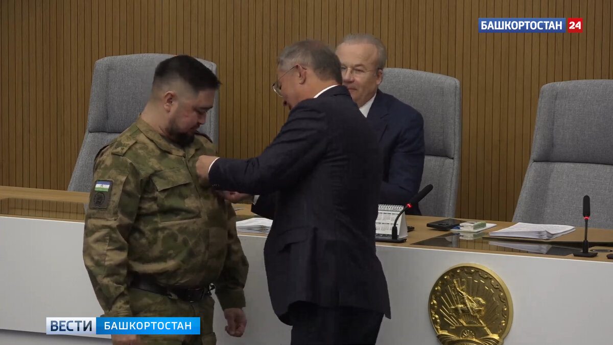    Радий Хабиров вручил Азату Бадранову медаль генерала Шаймуратова под номером 1