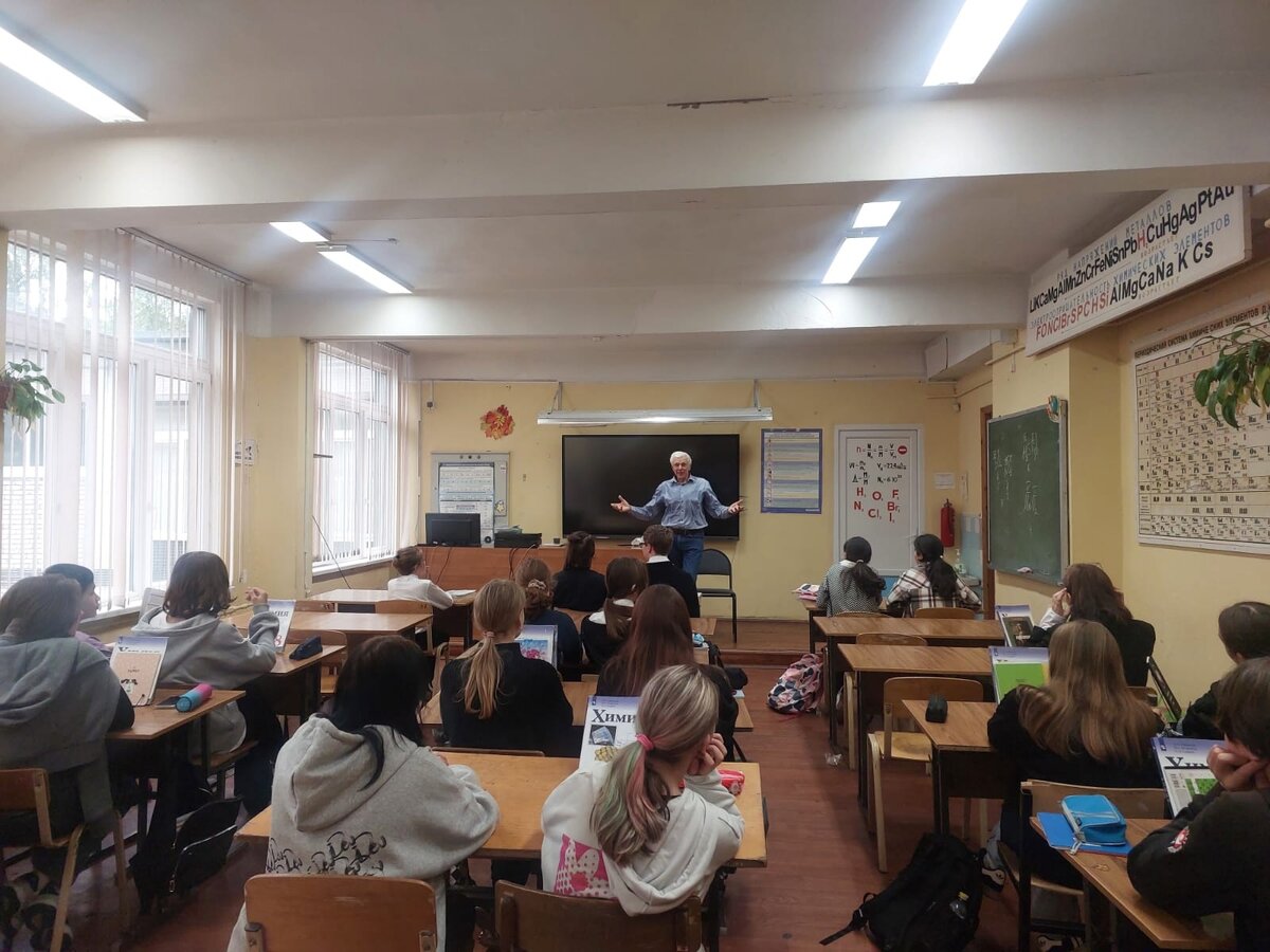 Преподаватели РГГМУ проводят просветительские уроки по биологии и химии