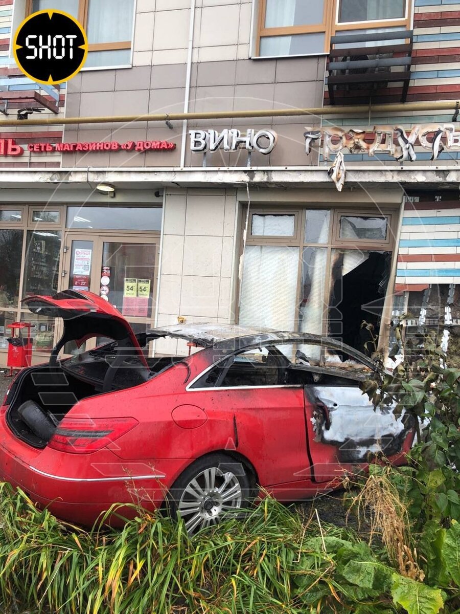 В подмосковных Химках пьяный водитель влетел в алкомаркет на машине (ВИДЕО)  | НОВЫЕ ИЗВЕСТИЯ | Дзен