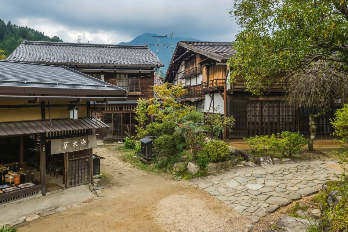 Мощеные участки тропы Накасэндо. Фото: https://boutiquejapan.com/nakasendo-trail/ 