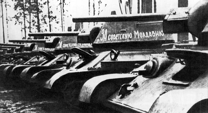 Колонна танков «За Советскую Молдавию», подготовленная к отправке на фронт. Октябрь 1942 г.