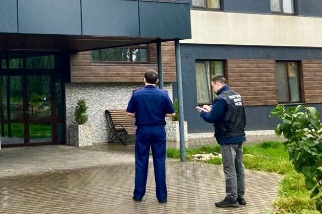    Следователи осматривают место происшествия, проводят экспертизы. Фото: Следственный комитет по Удмуртской республике