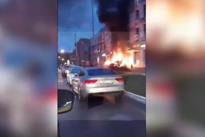    Машина в Химках влетела в стену магазина и загорелась ©Скриншот