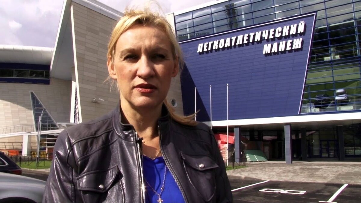 Астра (Юлия Тарасенко) сейчас. На заглавном фото из 90-х она стоит справа. Фото в свободном доступе