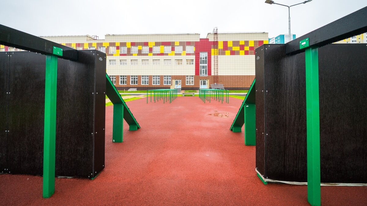    В Сургуте завершают строительство школы