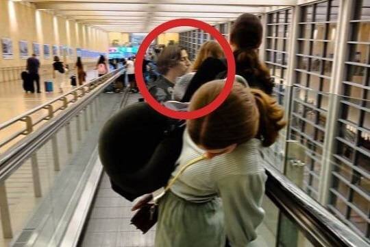    Появились слухи о побеге Пугачевой и Галкина из Израиля на фоне обстрелов: предположительно, их видели в аэропорту