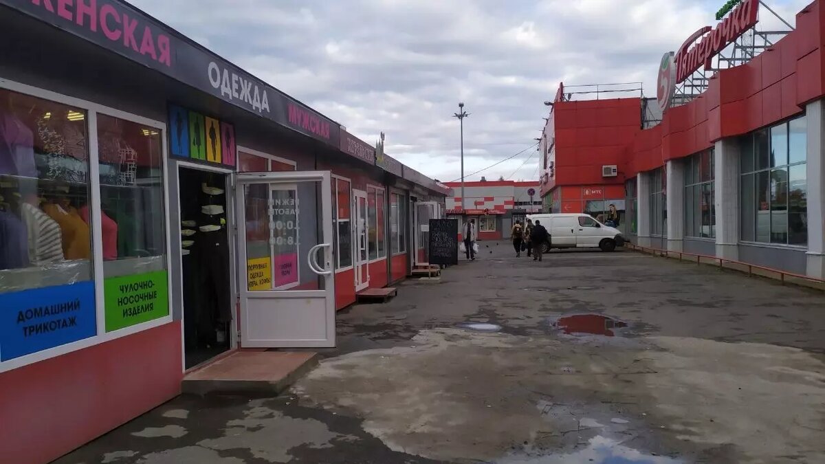     В администрации города рассказали, почему ситуация с неприглядными торговыми павильонами у ТЦ «Ритм» не может разрешиться.