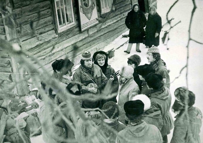 Поход «Снежного десанта» историко-филологического факультета 1977 г. Слева направо: Владимир Шевчук, Леонид Сергеев (с гитарой), Евгения Беляева, в белой шапке Николаева Галина, Михаил Петров, Тахир Гапдульбаров, Федотов Сергей. Стоят спиной: Надежда Куликова, Сергей Красильников (в черной шапке с клетчатым шарфом), справа в волчьей шапке-ушанке Астафьев Владимир. Крайняя слева за веткой Ракова Аля.