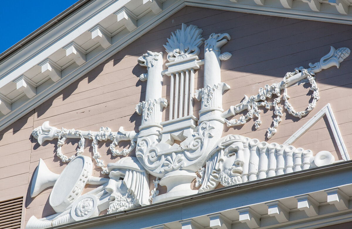 Фронтон с лирой, музыкальными инструментами. источник bdt.spb.ru