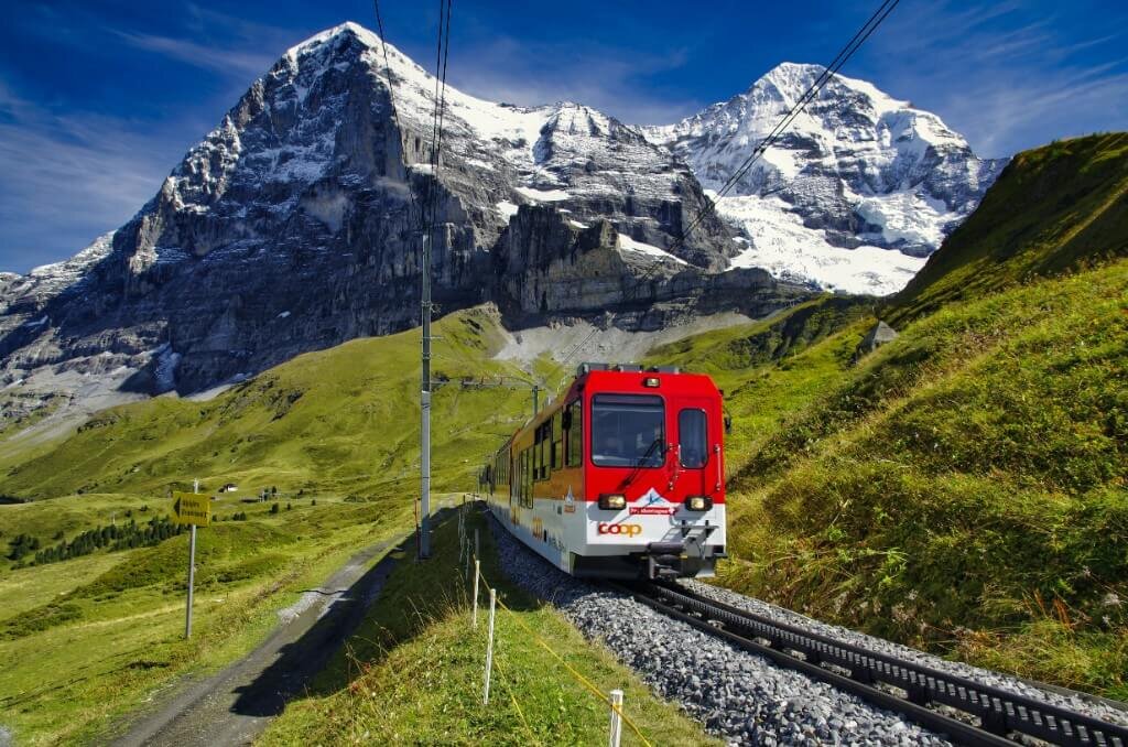 Поезд в Альпах Швейцария. Путешествие в Швейцарию. Поездка в Альпы на поезде. Пазл Альпы поезд.