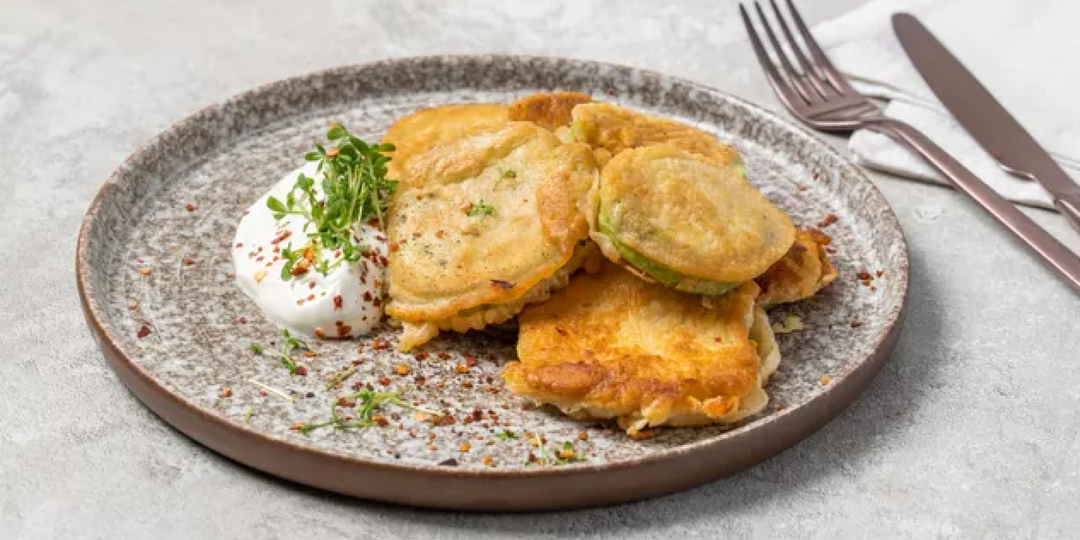 Кабачки в кляре на сковороде с чесноком