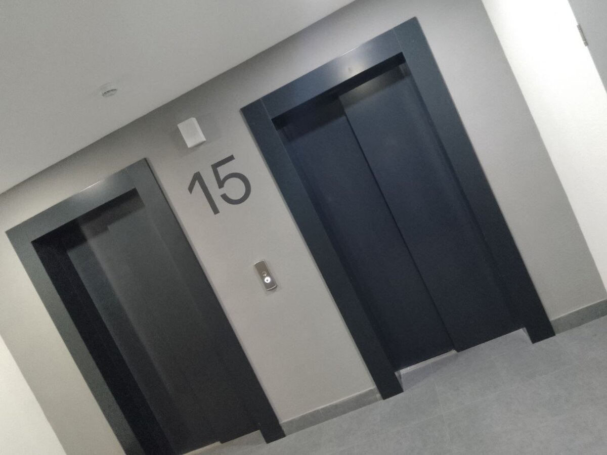 Очень долгий лифт... Как будто у них там тоже пробки...