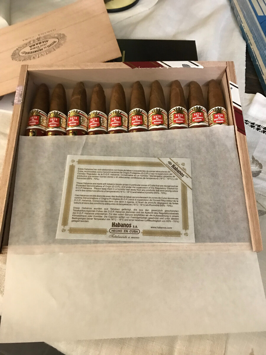 Hoyo de Monterrey Elegantes