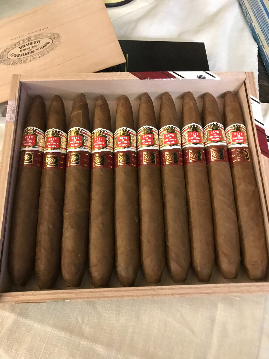 Hoyo de Monterrey Elegantes была представлена Habanos в 2015 году.