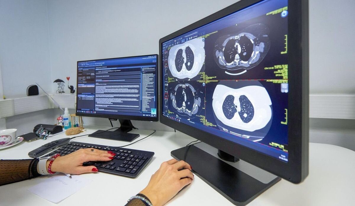     Снимки на компьютере. Источник: mos.ru Автор фото: Пресс-служба Мэра и Правительства Москвы