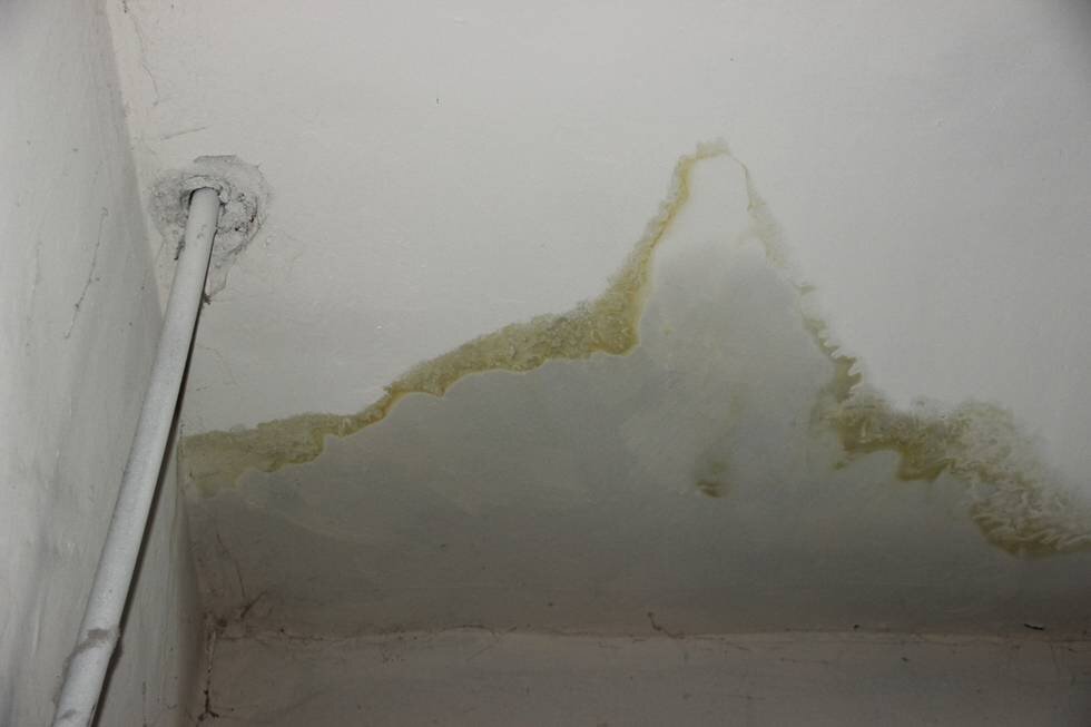  
Самое первое, что нужно сделать – минимизировать возможный ущерб. Поставить емкость под сильные потоки воды, обесточить помещение, вынести из него все ценное. Потом, соблюдая все меры осторожности, нужно подняться сначала на чердак, потом на крышу, попробовать найти причину протечки и устранить ее.
    Как найти протечку в кровельном материале?
* Если у вас крыша из волнистого шифера, то, скорее всего, она уже не так молода, как хотелось бы, а со временем асбоцемент растрескивается. И тут как повезет: трещина на гребне шиферной волны ведет к небольшим протечкам, а трещина на впадине к большой течи. Но, возможно, достаточно будет заменить один лист или герметизировать места крепления.
* Если крыша крыта еврошифером, а накануне был град, то возможно, кровлю пробило градиной. Еврошиферной кровле может быть достаточно заплатки, но возможно, придется заменить весь лист.
* Локальные повреждения могут быть и на мягкой кровле – сначала появляется крошечная трещина в битумизированном листе, которая летом легко затягивается, зато в холодное время года в ней замерзает вода, покрытие разрушается, трещина растет с каждой новой зимой, пока не становится сквозной. Но на такой кровле можно сделать заплатку.
* Металлическая кровля подвержена коррозии. Стоит ослабить внимание, не заметить микроскопического повреждения от градины или ветки, как появится ржавчина, которая будет проникать все глубже, пока в кровле не появится дырка. Если заметить ржавчину вовремя, может быть достаточно обработки составом от коррозии и покраски.
* У керамической черепицы со временем могут появиться проблемы с обрешеткой: она может деформироваться, и это приводит к протечкам. Или повредились какие-то отдельные плиты – надо все осмотреть и при необходимости заменить неликвид.
