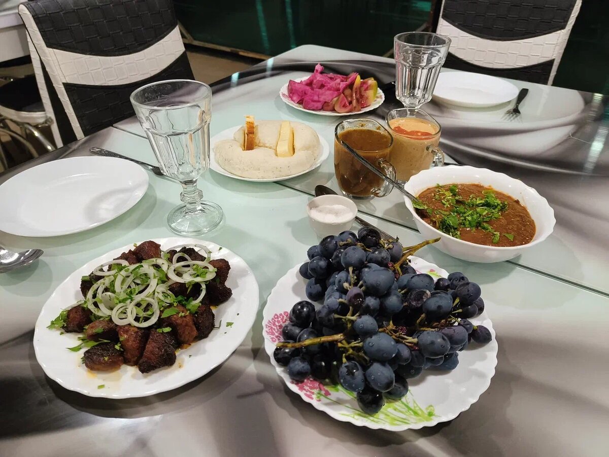 Традиционные абхазские блюда: мамалыга, фасоль, копченое мясо и соления. Фото Светы Давыдовой