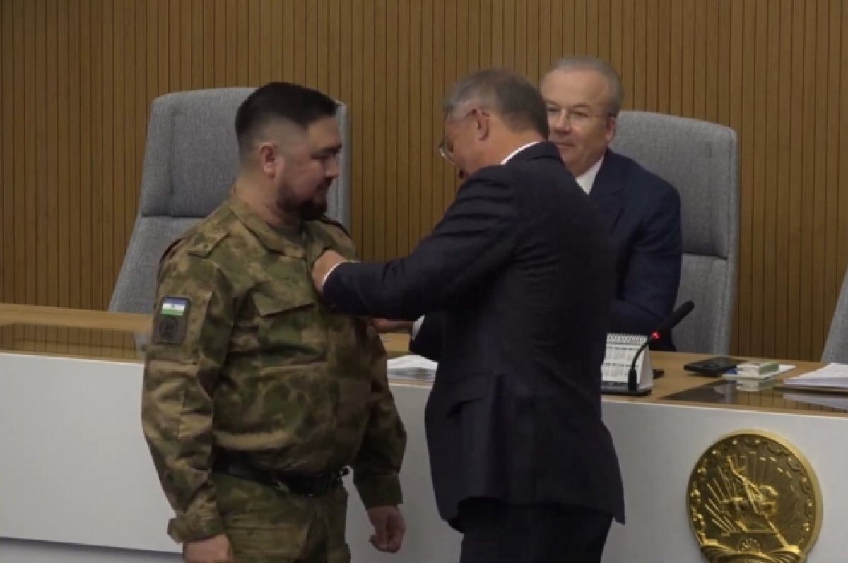    Хабиров наградил Азата Бадранова медалью Шаймуратова под №1