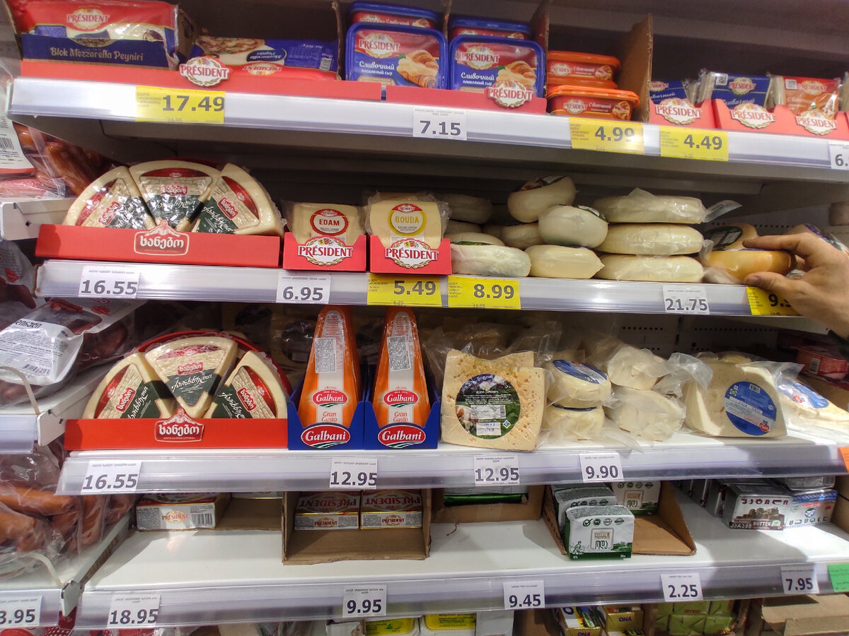 Сыр в Грузии - отдельная тема. Его делают в каждом доме и распространяют по знакомым почти бесплатно. Мы купили 450гр копчёного сулугуни в Карфуре за 370 рублей