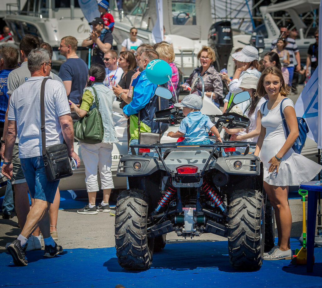 Жители и гости Владивостока смогли посмотреть образцы водно-моторной техники и развлекательную программу