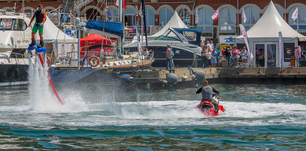 На протяжении выставки на морской части выставки можно было посмотреть выступление команды гидрофлаинга Active Life на флайбордах из Хабаровска.